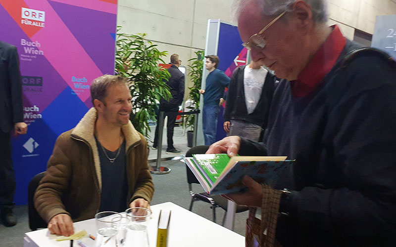Philipp Hochmair beim Signieren seines Buches