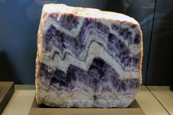 Ein wunderschöner Amethyst in der Ausstellung