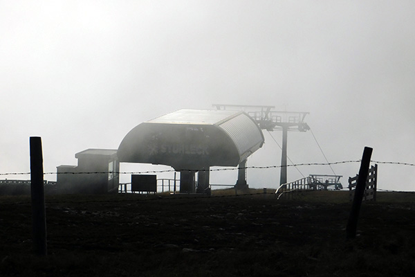 Auch die Bergstation vom Stuhleck-Lift zeigt sich nebelverhangen