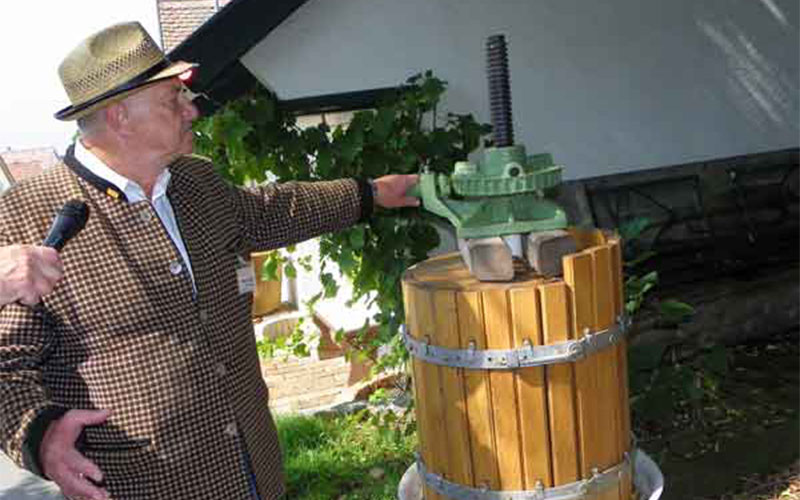 Manfred Monetti erklärt die Spindelpresse