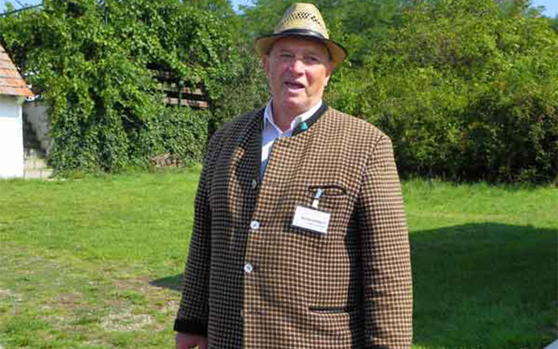 Manfred Monetti führt durch die Kellergasse