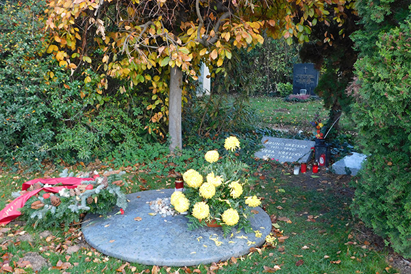 Das Grab Bruno Kreiskys ähnelt fast einer Sonnenscheibe