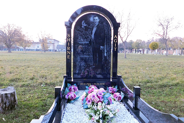 Manchmal wird am Zentralfriedhof auch gefeiert und dabei an die Verstorbenen gedacht