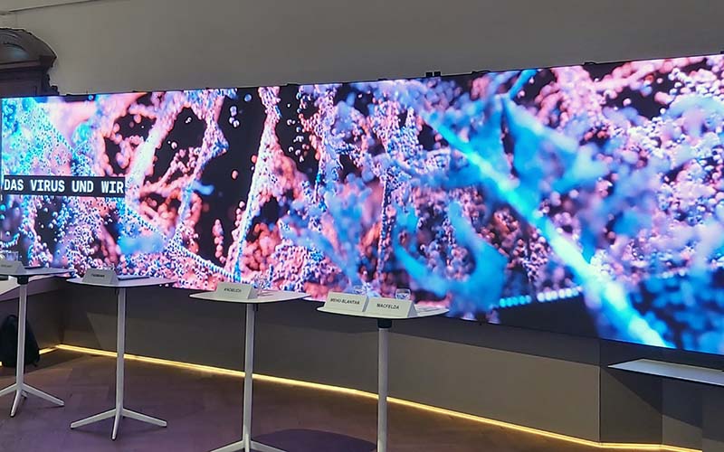 Viren-DNA auf der riesigen Bildschirmwand auf Deck 50 bei der Vorstellung der neuen Wissensstation