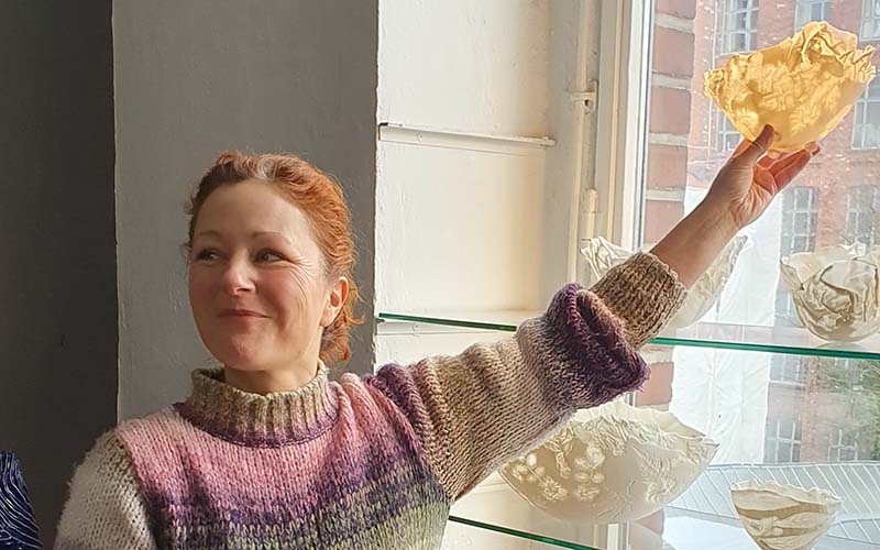 Claudia Biehne zeigt wie durchscheinend ihre Porzellan-Kunstwerke sind
