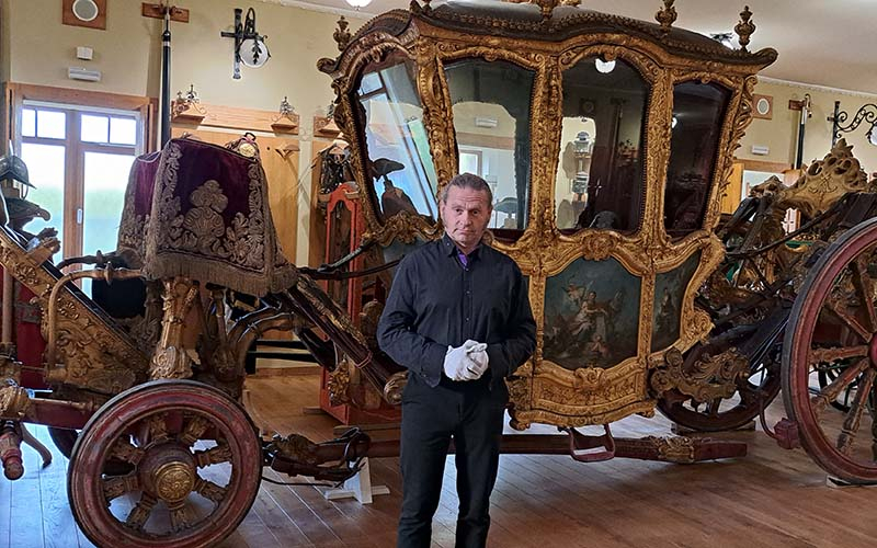 Václav Obr in seinem Museum historischer Kutschen
