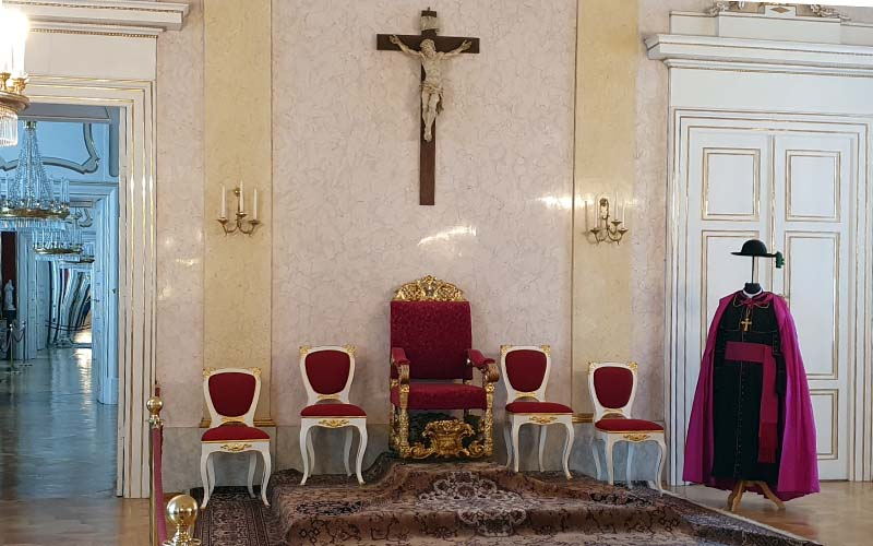 Blick zum Inthronisationsstuhl der Erzbischöfe im Thronsaal
