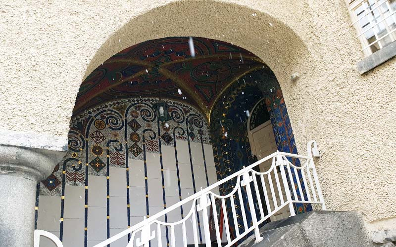 Die Eingangstreppe mit Mosaik