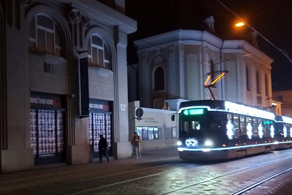 Wunderschön beleuchtete Straßenbahnen fahren durch Olomouc