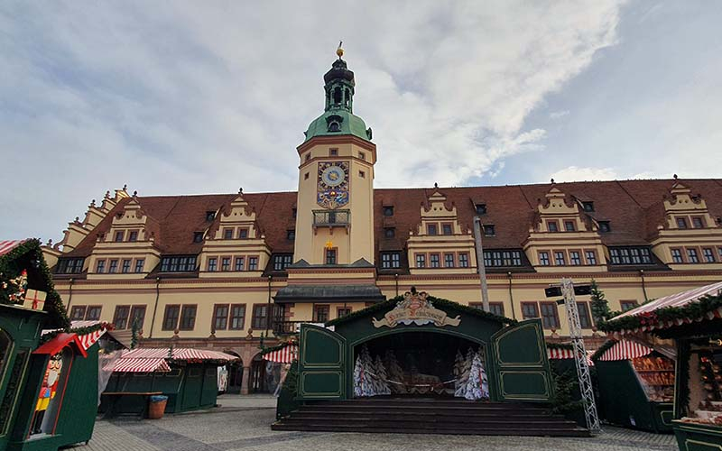 Das Alte Rathaus und die Bühne des Weihnachtsmarkts im Vordergrund