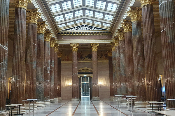 Die Säulenhalle des Parlaments