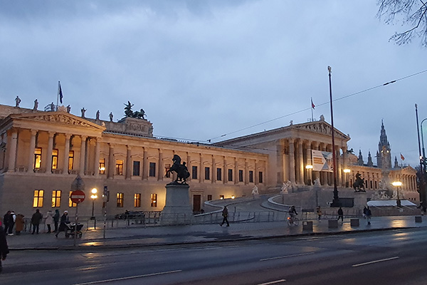 Blick auf das österreichische Parlament an der Wiener Ringstraße