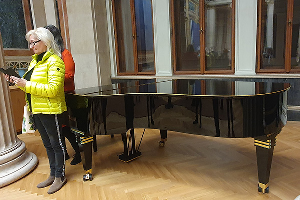 Das "berühmte" goldenen Klavier um 3000 Euro Monatsmiete