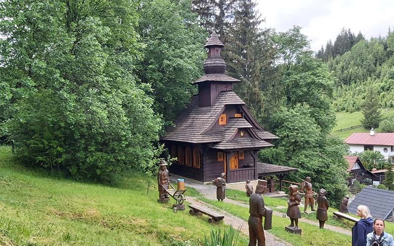 Die Holzskulpturen und die Hubertus-Kapelle