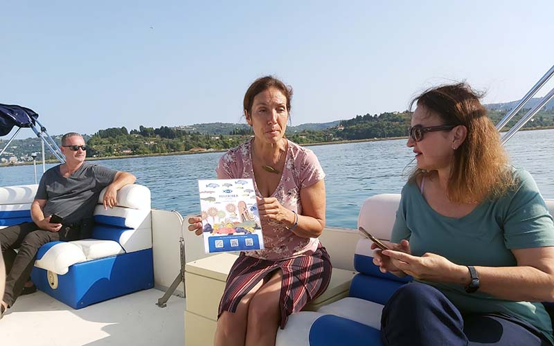 Am Boot erklärt uns Irena ihre weiteren Projekte