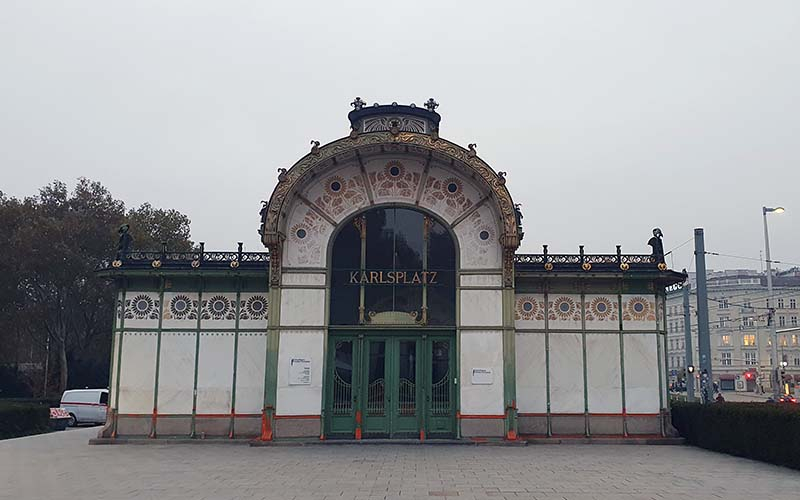 Treffpunkt beim Otto Wagner Pavillon am Karlsplatz