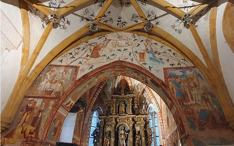 Im Inneren der Kirche des Johannes des Täufers in Bohinj