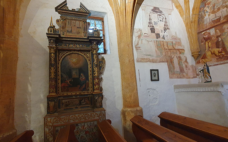 Blick zu einem Seitenaltar