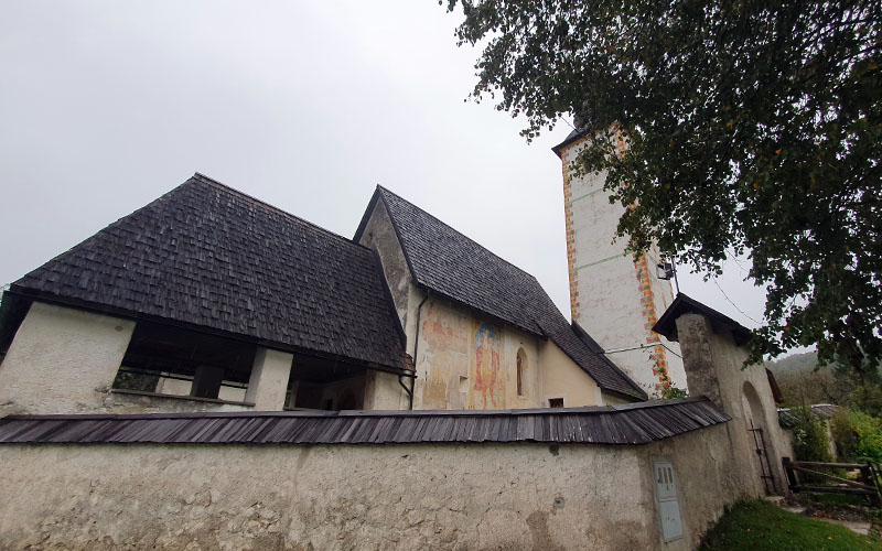 Die Kirche der Heiligen Johannes des Täufers mit ihren Außenfresken