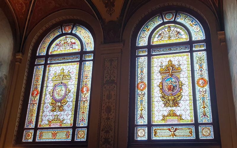 Wunderschöne Glasfenster im Museum der dekorativen Kunst in Prag