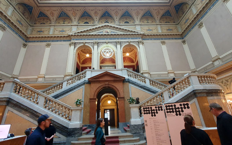 Im Inneren der Galerie Rudolfinum