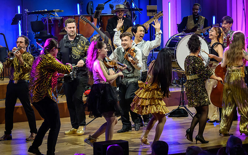 Igudesman & Joo und The Limitless Orchestra (Foto © Petra Hajska)