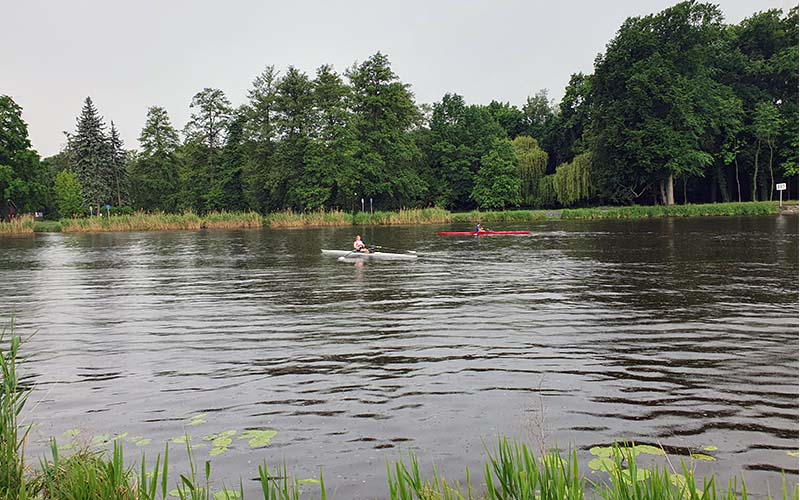 Im Regen wird auch Rudern trainiert