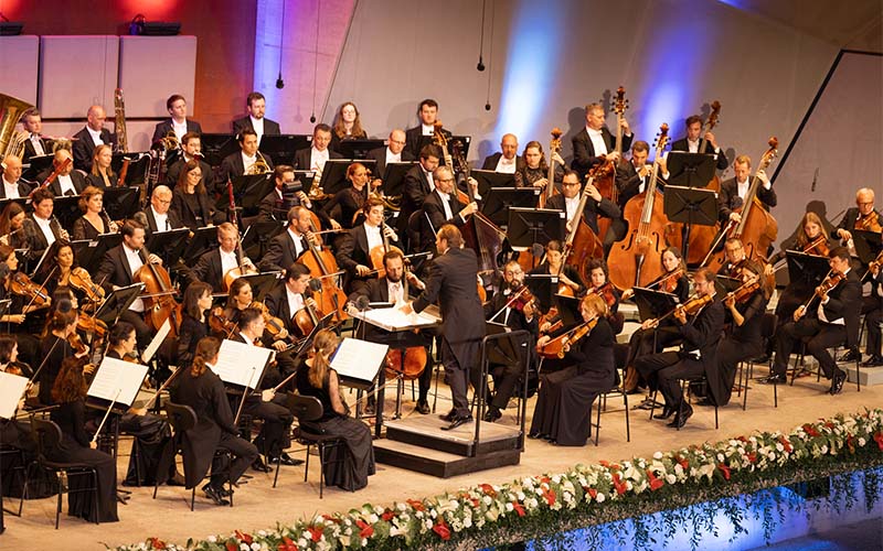 Eröffnungskonzert des Grafenegg Festivals mit dem Tonkünstler-Orchester Niederösterreich unter der Leitung von Fabien Gabel (Foto © Grafenegg, Sofija Palurovic)