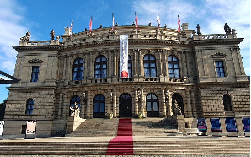 Das Rudolfinum in Prag während des Dvorak-Festivals