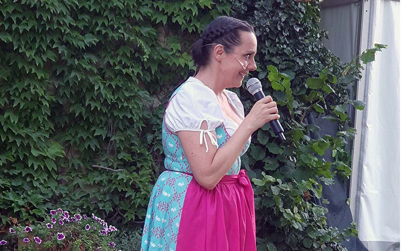 Die Gärtnerin Gudrin (beim Märchensommer heuer als Guglhupf zu sehen) begrüßt die Besucher