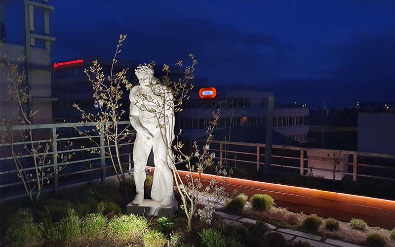 Blick auf die Skulptur der Gartenterrasse