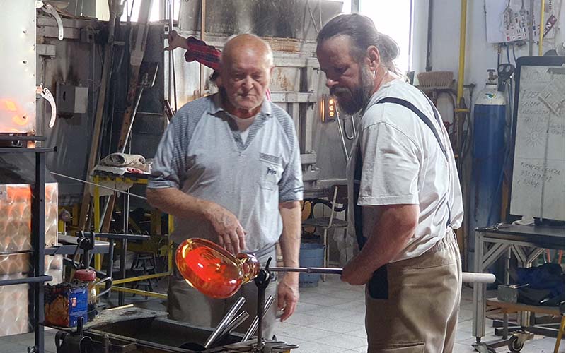 Die Glasmeister bei ihrer Arbeit