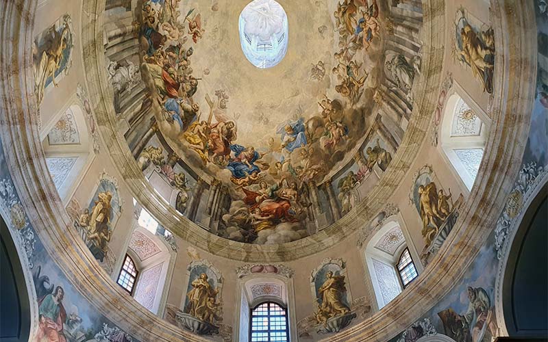 Auch der Kirche neben dem Schloss sollte man einen Besuch abstatten