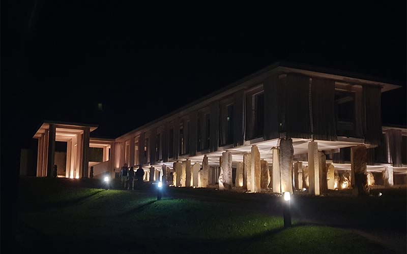 Der Ayurveda-Pavillon bei Nacht im Resort Svatá Kateřina