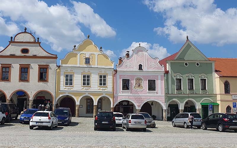 Blick auf die Häuser am Hauptplatz von Teltsch