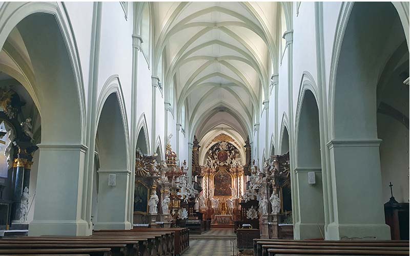 Ein Blick in die Klosterkirche beim Schloss Kinsky in Žďár nad Sázavou