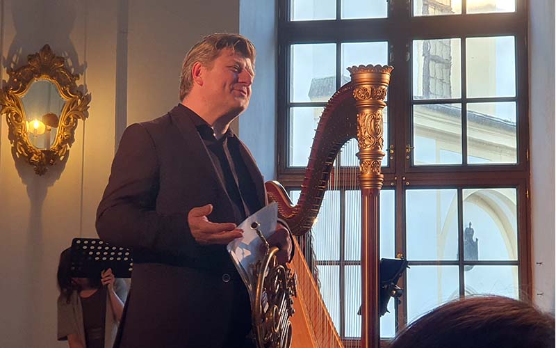 Bei einem Konzert im Schloss Kinsky in Žďár nad Sázavou