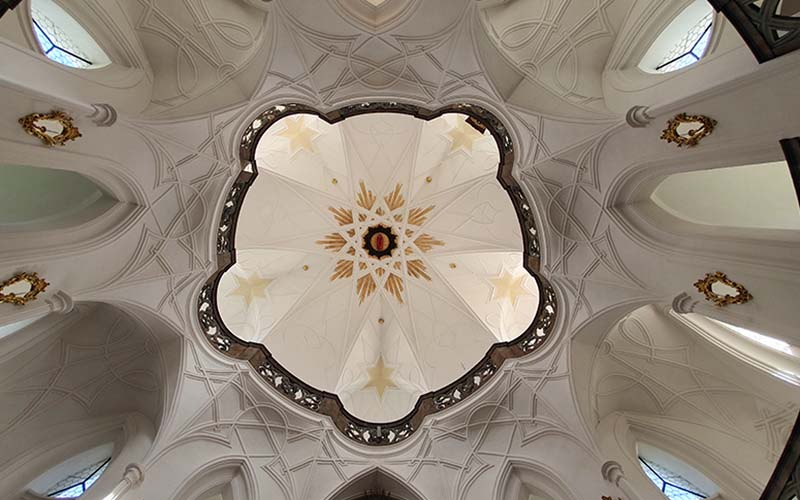Blick zur Decke der Wallfahrtskirche in Žďár nad Sázavou