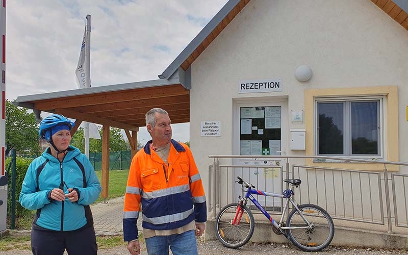 Susanne Reidlinger (Tourismus Poysdorf) und der Campingwart