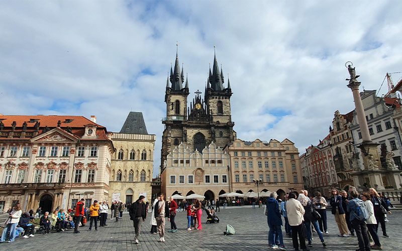 Blick zur Teynkirche und Zum Haus des weißen Einhorns