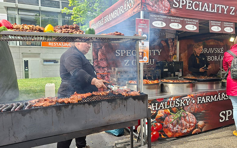 Rauchschwaden über den Grillständen