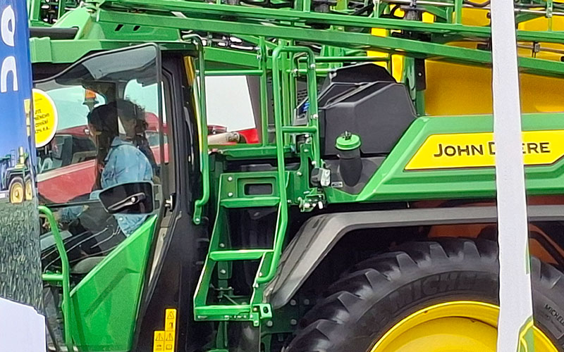 Auch Mädels sitzen gerne in der Fahrerkabine