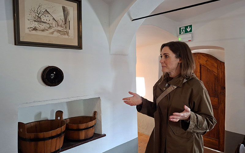 Unsere Führerin erzählt im Geburtshaus von France Prešeren