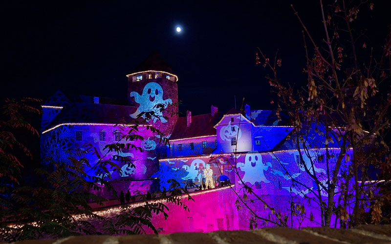 Ein Blick zurück auf die beleuchtete Burg