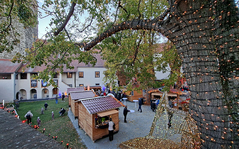 Im Hof gibt es alles fürs leibliche Wohl und Kunsthandwerk