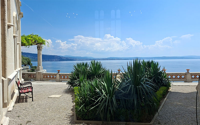 Blick aufs Meer vom Schloss Miramare aus