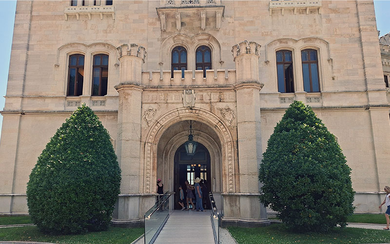 Eingang zum Schloss Miramare