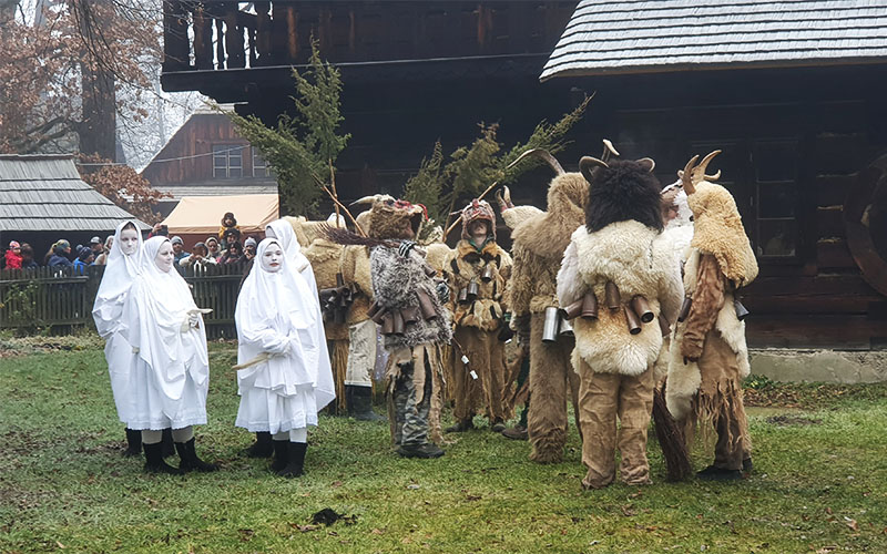 Die Krampusse begleiten die weißen Frauen
