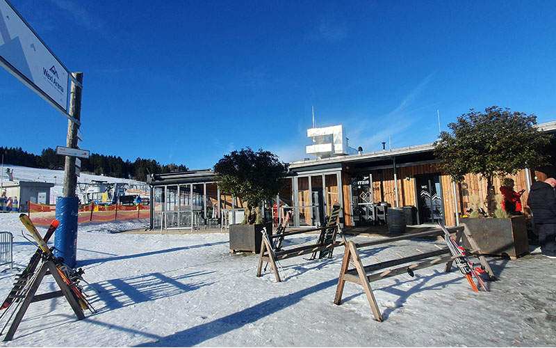 Blick zu Restaurant und Bistro