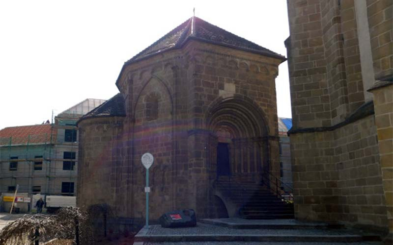 Blick zum Karner bei der Stadtpfarrkirche